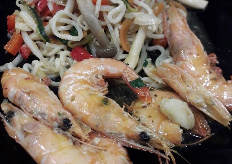 Camarão ao alho e coentros com noodles e legumes - Tudogosreceitas