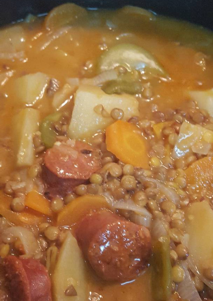 Una foto de Lentejas pardiñas con vino blanco y chorizo