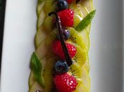 Une photo de fruits au sirop