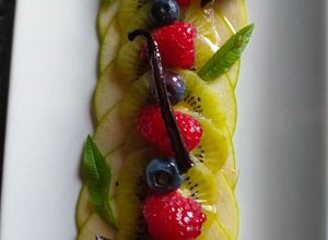 Une photo de Carpaccio de fruits frais et sirop infusé aux épices