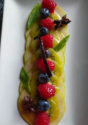 Une photo de Carpaccio de fruits frais et sirop infusé aux épices