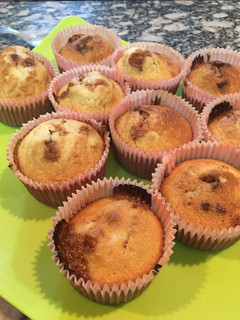 Una foto de Cupcakes rellenos de bon o bon y dulce de leche 🧁