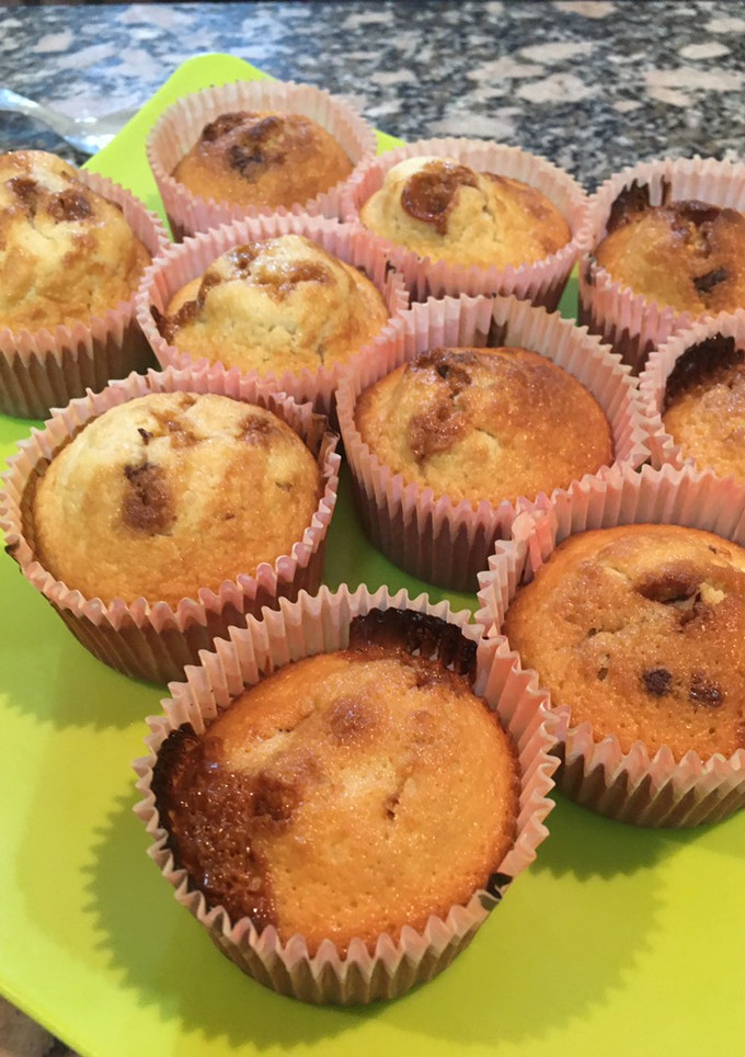 Una foto de Cupcakes rellenos de bon o bon y dulce de leche 🧁