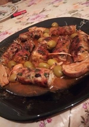 صورة لوصفة طبق بالدجاج مع صوص حمراء بالزيتون