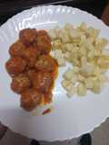 Albóndigas con salsa de tomate casera y papas fritas