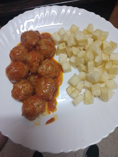 Una foto de Albóndigas con salsa de tomate casera y papas fritas