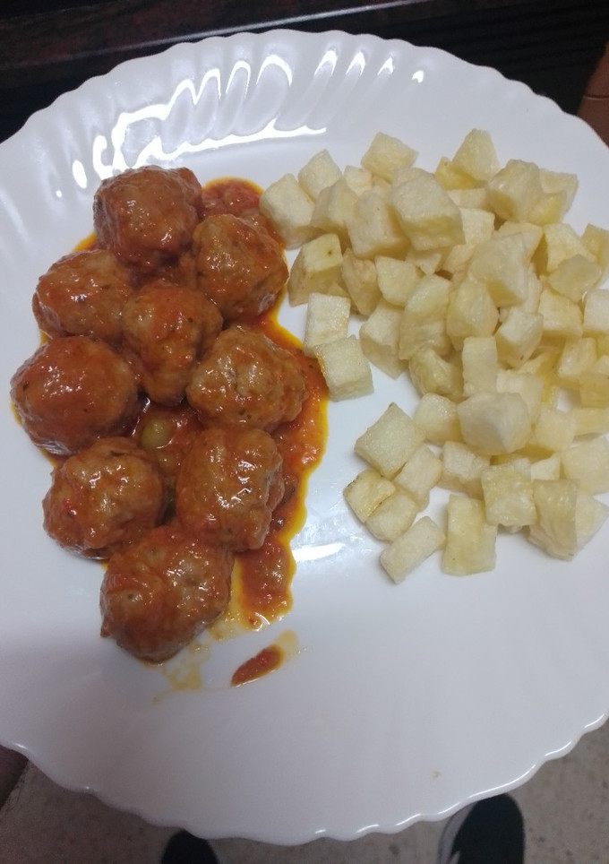 Una foto de Albóndigas con salsa de tomate casera y papas fritas