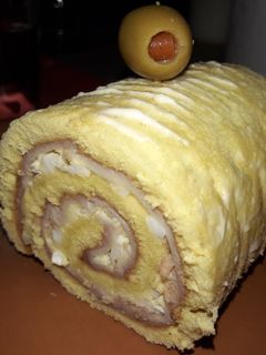Una foto de Pionono salado relleno