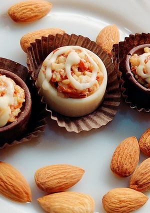 A picture of Almond bites.