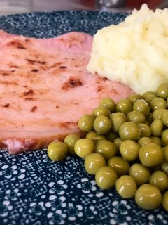 Una foto de Sajonia con puré casero y guarnición de guisantes