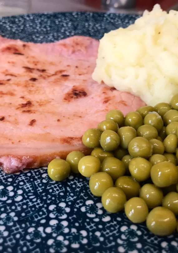 Una foto de Sajonia con puré casero y guarnición de guisantes