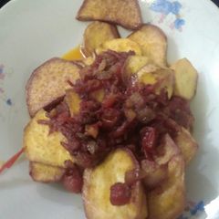 A picture of Fried potatoes and tomato sauce.