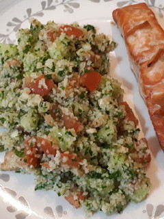 Una foto de Tabbouleh con salmón teriyaki