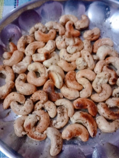 முந்திரி மிளகு தூள் டோஸ்ட்(Munthiri milakuthool toast recipe in tamil) செய்முறை முக்கிய புகைப்படம்