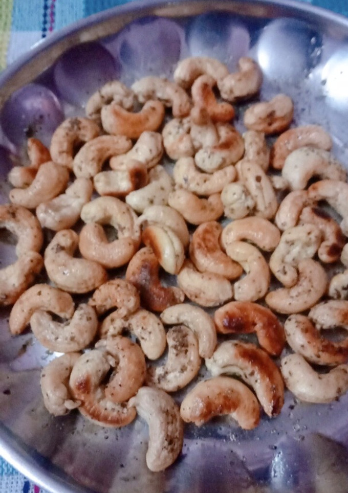 முந்திரி மிளகு தூள் டோஸ்ட்(Munthiri milakuthool toast recipe in tamil) செய்முறை முக்கிய புகைப்படம்