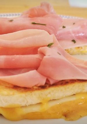 Una foto de "Bikini", Sándwich mixto de Jamón York con tres Quesos