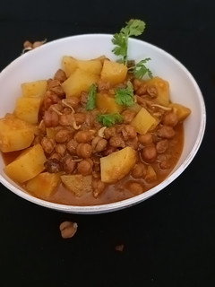 ફણગાવેલા ચણા બટેકા નું શાક રેસીપી મુખ્ય ફોટો