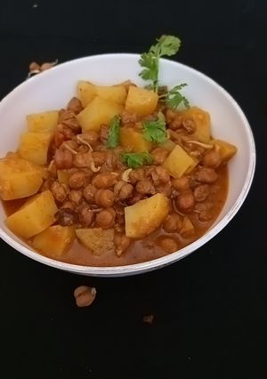 ફણગાવેલા ચણા બટેકા નું શાક રેસીપી મુખ્ય ફોટો
