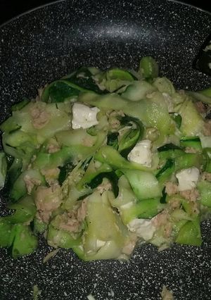 Foto principal de Espaguetis de calabacín, con atún al natural y quesito