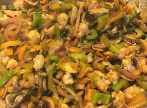 Una foto de Camarones con vegetales y Teriyaki