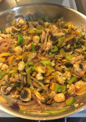 Una foto de Camarones con vegetales y Teriyaki