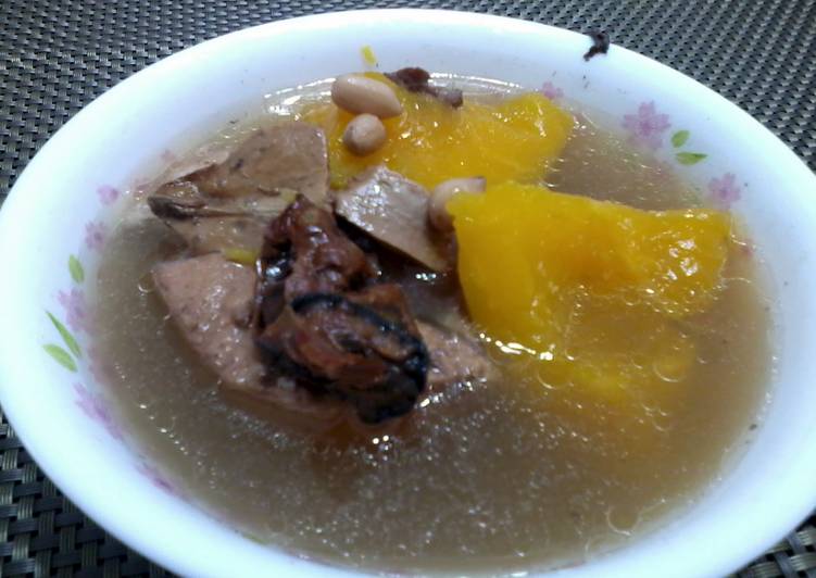 Simple Way to Make Perfect Papaya And Peanut In Pork And Dried Oyster Soup