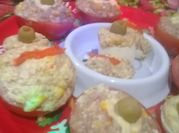 Una foto de tomates rellenos de crema de queso