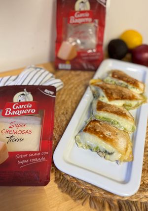 Una foto de Quesadillas de pollo y aguacate extra cremosas