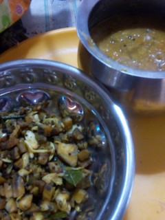 வாழைக்காய் பிரட்டல் பூசனி சாம்பார் (Vaazhaikaai pirattal, poosani sambar recipe in tamil) செய்முறை முக்கிய புகைப்படம்