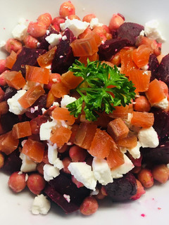Una foto de Ensalada templada de garbanzo, remolacha y salmón sin gluten