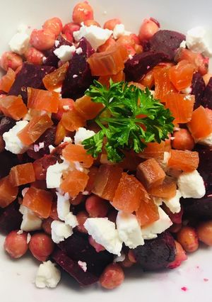 Una foto de Ensalada templada de garbanzo, remolacha y salmón sin gluten