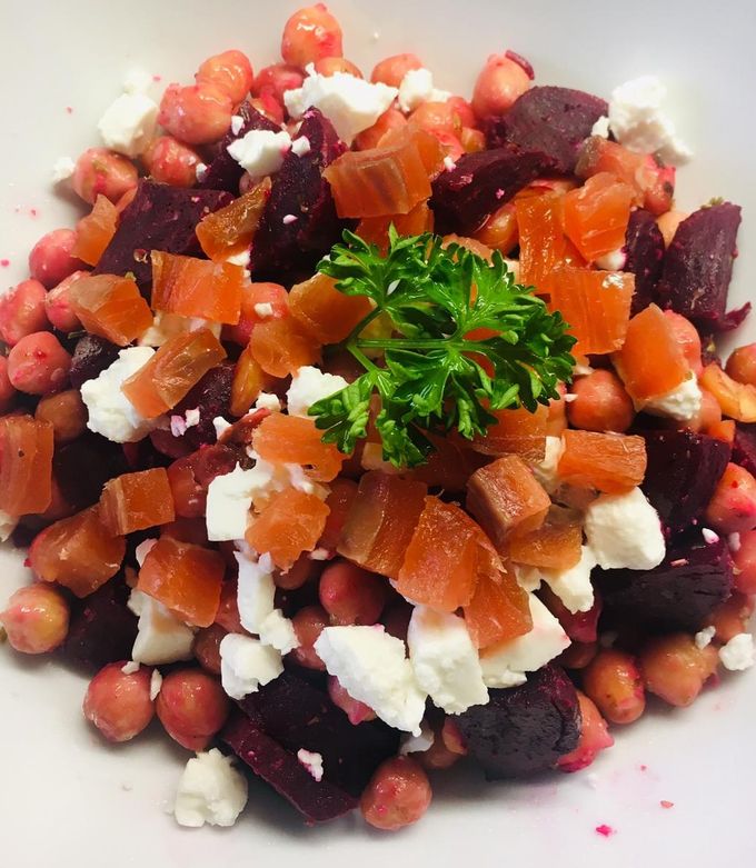 Foto principal de Ensalada templada de garbanzo, remolacha y salmón sin gluten