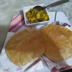 A picture of Methi Aloo with poori.