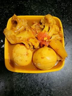 ফুলকপি আলু দিয়ে ডিমের ঝোল(fulkopi aloo diye dimer jhol recipe in Bengali) রেসিপির প্রধান ছবি