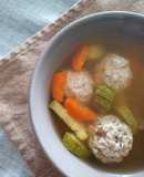 Caldo de albóndigas de pavo