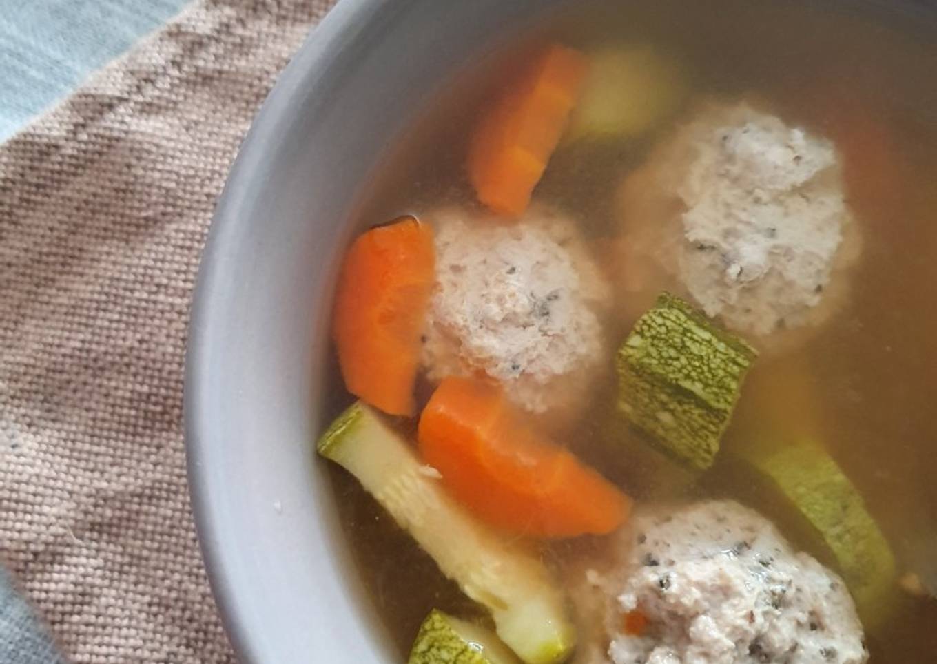 Caldo de albóndigas de pavo