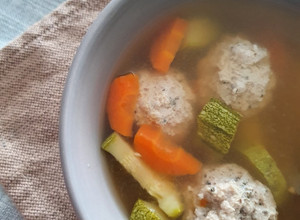 Una foto de Caldo de albóndigas de pavo
