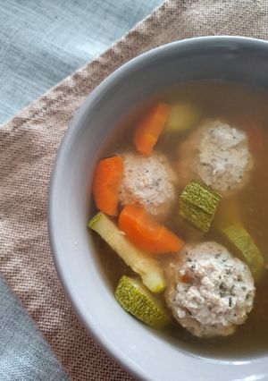 Una foto de Caldo de albóndigas de pavo
