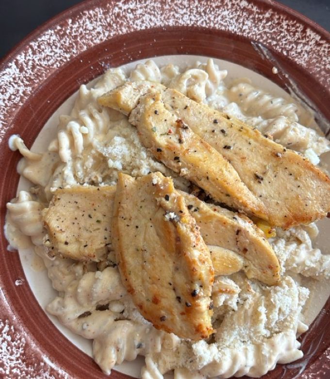 Una foto de Pasta Alfredo con Pollo