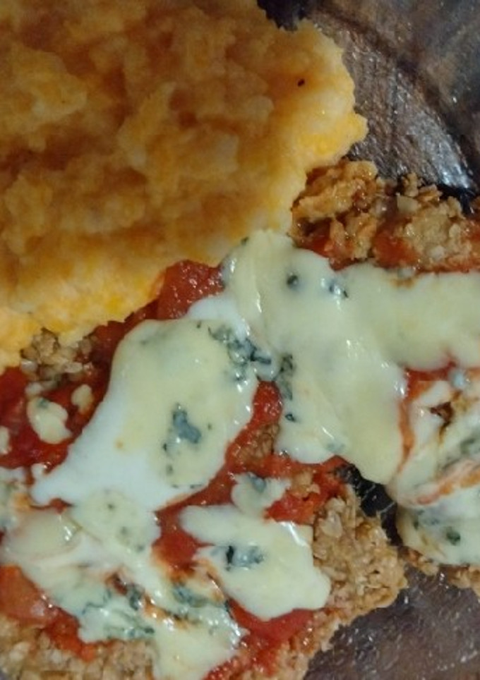 Una foto de Milanesas de matambritos de cerdo a la napolitana, con puré de zapallo y papa 🤤✨