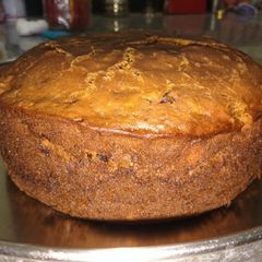 A picture of Banana Dates putting cake.