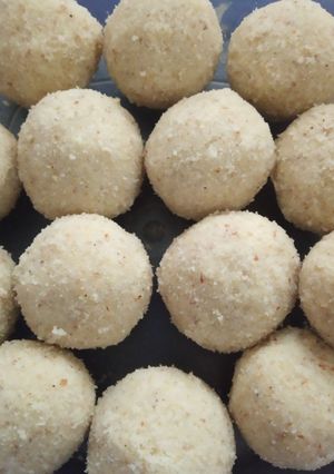 रवा लाडू (rava laddu recipe in marathi) रेसिपी चे मुख्य फोटो 
