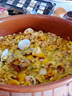 Una foto de Judías Sant Pau con almejas y calamares