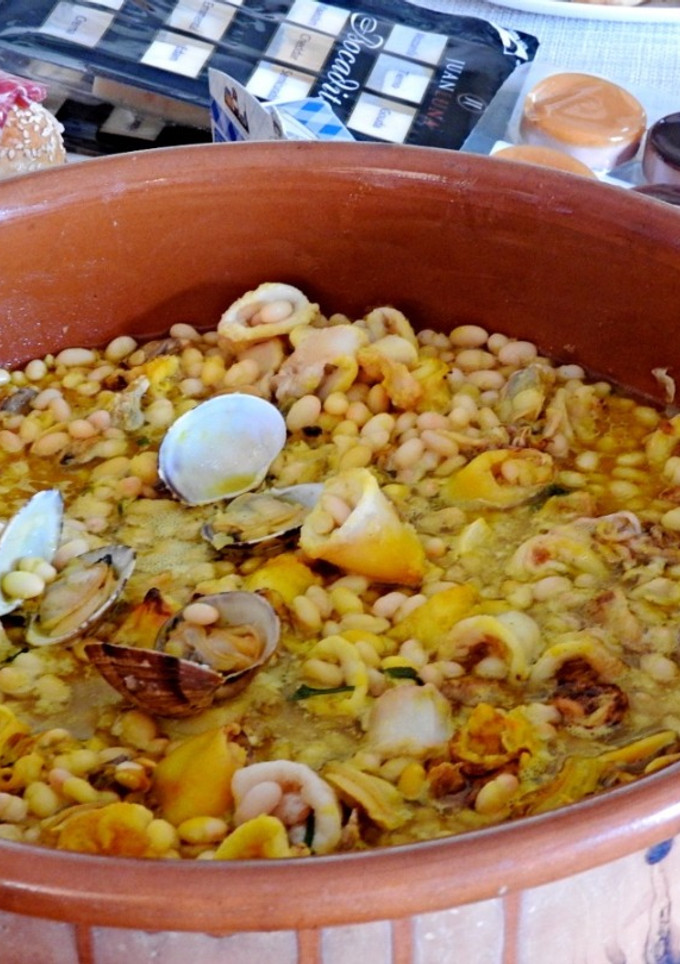 Una foto de Judías Sant Pau con almejas y calamares