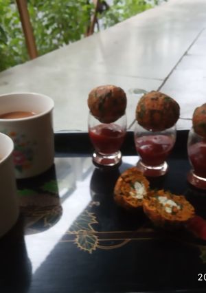 A picture of Methi paneer pakoras.