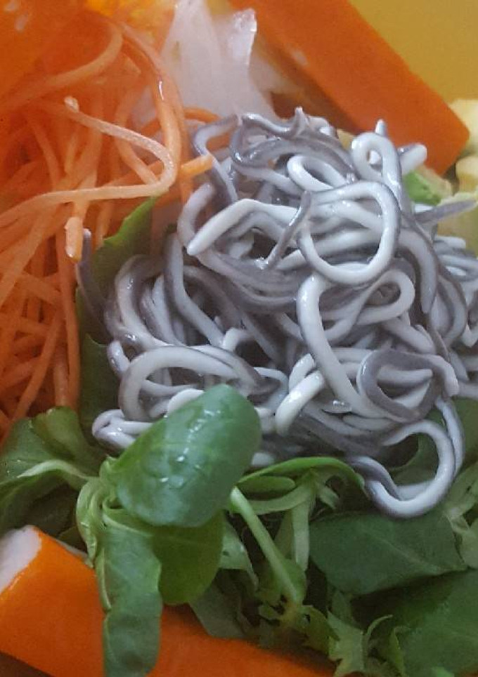 Una foto de Ensalada aguacate y gulas
