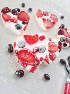 Foto principal de Yogur helado con miel y frutos rojos