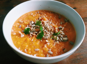 Una foto de Sopa crema de calabaza, zanahoria y papá (vegan)