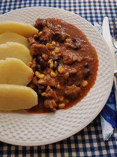Mexikói jellegű sertésegytál főtt burgonyával recept fotója