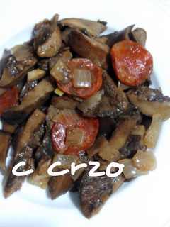 Una foto de Níscalos con vino blanco y chorizo